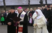 Uroczyste poświęcenie tablicy upamiętniającą 150 rocznicę działalności zgromadzenia. Poświęcenia dokonał bp. Adam Szal. | Fot. Zofia Krzanowska