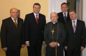 Jubilat ks. abp Ignacy Tokarczuk oraz władze Jarosławia: przewodniczący RM Janusz Szkodny, burmistrz Andrzej Wyczawski oraz zastępcy Stanisław Misiąg i Bogdan
Wołoszyn | Fot. Zofia Krzanowska