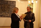 Elżbieta Piekarska wręcza Mariuszowi Drzewińskiemu dyplom z podziękowaniem za wystawę | Fot. Zofia Krzanowska
