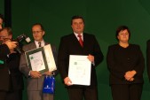 Andrzej Wyczawski Burmistrz Miasta Jarosławia z honorowym wyróżnieniem dla miasta podczas Gali Konkursu „Gmina Fair Play 2007”