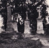 Stary Cmentarz w Jarosławiu – drugi od lewej 
nieistniejący  obecnie  nagrobek  zmarłego  w  1877 roku  Józefa Rohma | Fot. arch. ze zbiorów rodzinnych Witolda Rohma