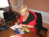 Marta Fox podczas podpisywania swoich książek | Fot. Magdalena Rożek