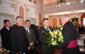 Archiprezbiter ks. prałat Andrzej Surowiec przyjmuje gratulacje od radnych RM | Fot. Magdalena Rożek