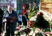 Odsłonięcie Pomnika Inwalidów Wojennych - na zdjęciu prezes ZIW o. Jarosław Jan Kisiel, wojewoda Mirosław Karapyta, burmistrz Andrzej Wyczawski | Fot. Anita Banaś