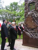 Odsłonięcie Pomnika Pamięci kapitana Władysława Koby - na zdj. sędzia Bogusław Nizieński i burmistrz Andrzej Wyczawski