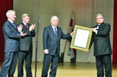 Prezydent RP Lech Kaczyński przekazuje jeden z listów gratulacyjnych | Fot. Joanna Mordarska