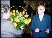 Jubilat otrzymuje kwiaty od prezes Stowarzyszenia Miłośników Jarosławia Józefy Frendo | Fot. Małgorzata Wielgos