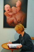 Marta Zadorożna - jarosławska prezes Klubu
Amazonek podczas składania wpisu do księgi pamiątkowej wystawy | Fot. Iwona Międlar
