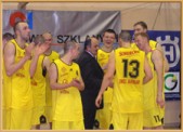 Awans do ekstraligi koszykówki Prezes Roman Śliwiński świętował na równi z koszykarzami.