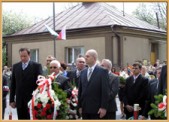 Uroczystość 3 Maja 2006 r. zgromadziła przy Pomniku Konstytucji 3 Maja Władze Miasta, Powiatu, Parlamentarzystów i wielu jarosławian. | Fot. Zofia Krzanowska