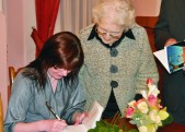 W kolejce po autografy
stało wiele
osób, na zdjęciu Zofia
Garczyńska - prezes
Związku Sybiraków
o. w Jarosławiu