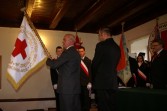 Józef Marmurowicz Prezes Zarządu Rejonowego PCK w Jarosławiu odebrał z rąk Burmistrza Miasta Jarosławia sztandar Klubu Honorowych Dawców Krwi (HDK) przy Zarządzie Rejonowy PCK w Jarosławiu