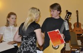 Gratulacje dla zwycięzcy Grand Prix od koordynatora festiwalu Anity Banaś.