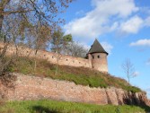 Całe założenie otaczają mury z basztami