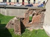 Fragmenty oryginalnego muru z XVII w. zabezpieczone w latach 70.tych XX w.