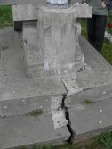 Stan zachowania partii cokołowej pomnika przed pracami.