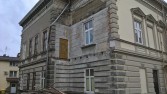 Elewacja budynku plebanii Parafii pw. NMP Królowej Polski przed remontem.